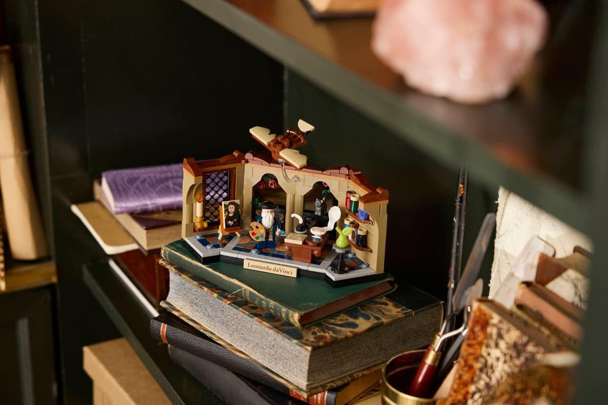LEGO Tribute to Leonardo da Vinci – 250-Piece Renaissance Workshop Building Set with Leonardo Minifigure, Mona Lisa & Ornithopter, Collectible Art Display Gift for Adults – 40902