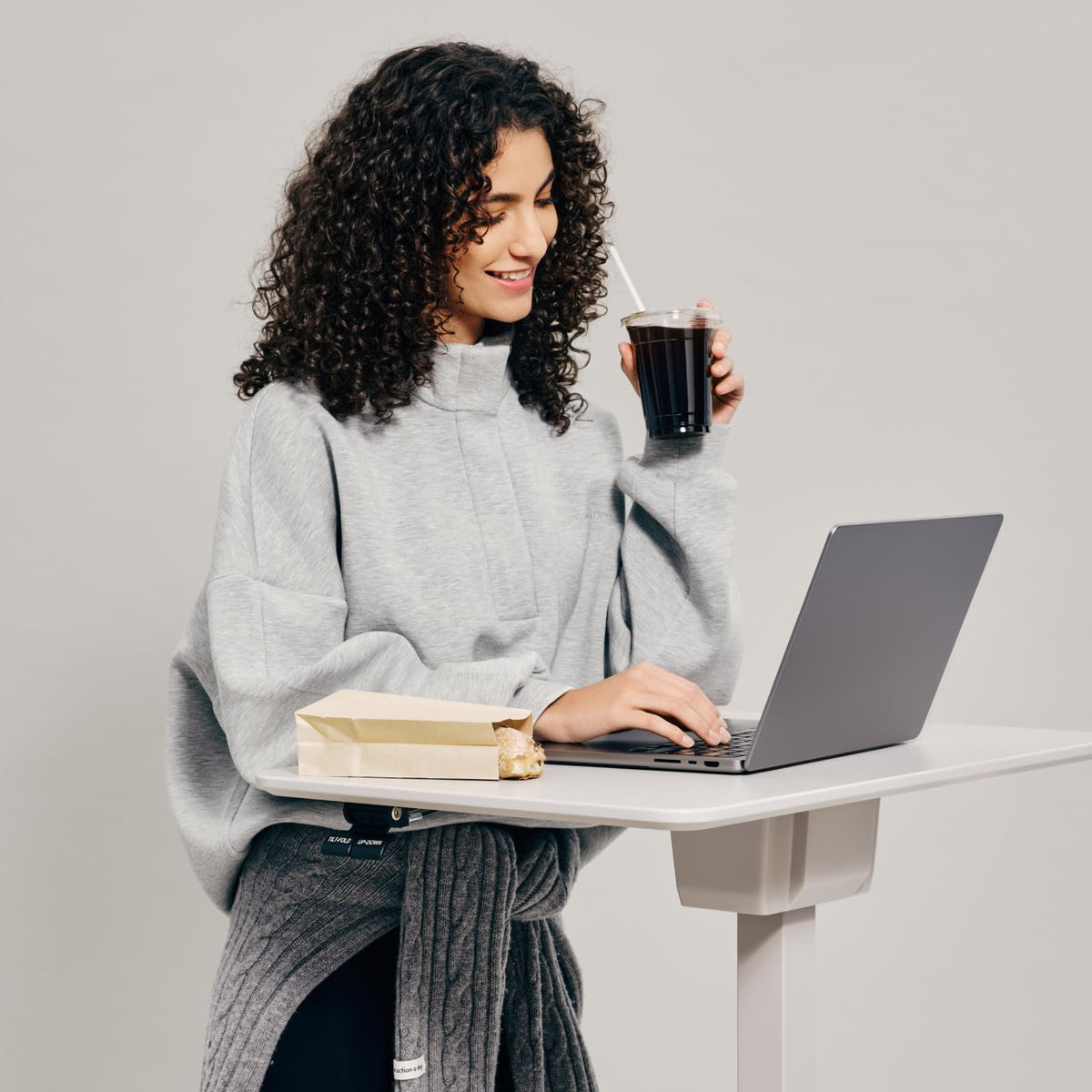 TopJob ANYDESK FOLD Mobile Standing Desk, Portable with Lockable Wheels, Foldable Stand Desk, Rolling Computer Workstations, Used for Home, Couch Side Table, Bedside Table in Bed Room Kitchen (Sand)
